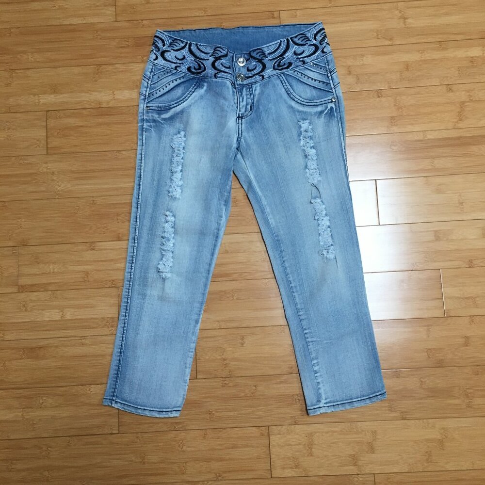 EUC Silver Diva Light Wash Embroidered Jeans